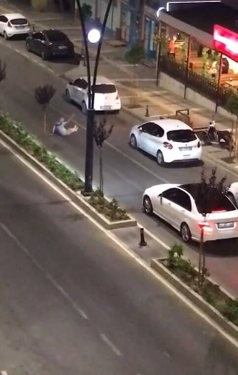 Cadde ortasına yattı, araçların geçişine izin vermedi