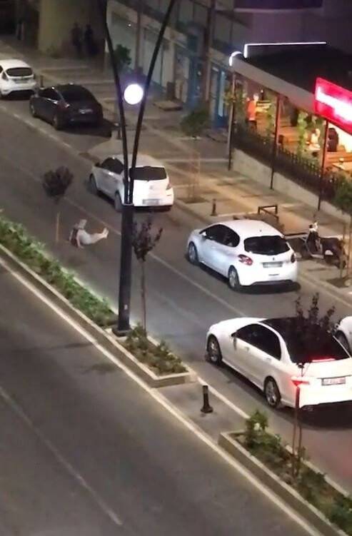 Cadde ortasına yattı, araçların geçişine izin vermedi