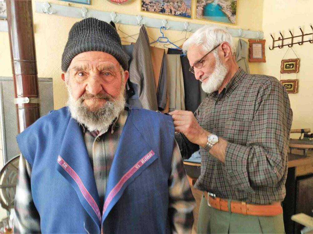 Ceketini satıp açtığı dükkanda 65 yıldır terzilik yapıyor
