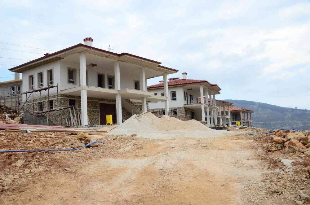 Orman yangınında evlerini kaybedenler için yapılan konutlarda sona gelindi