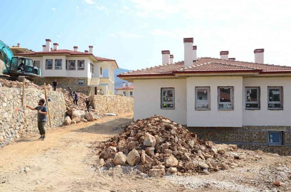 Orman yangınında evlerini kaybedenler için yapılan konutlarda sona gelindi