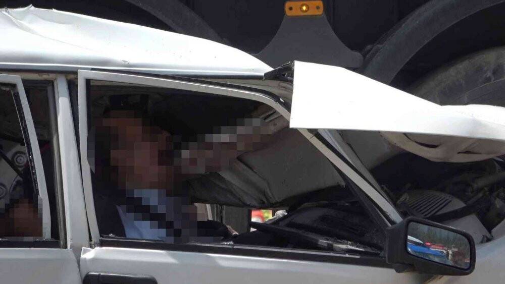 Tır ve otomobil çarpıştı; 3 kişi öldü, 2 kişi ağır yaralandı