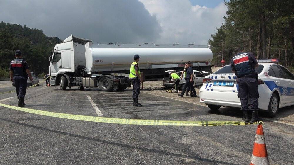 Tır ve otomobil çarpıştı; 3 kişi öldü, 2 kişi ağır yaralandı