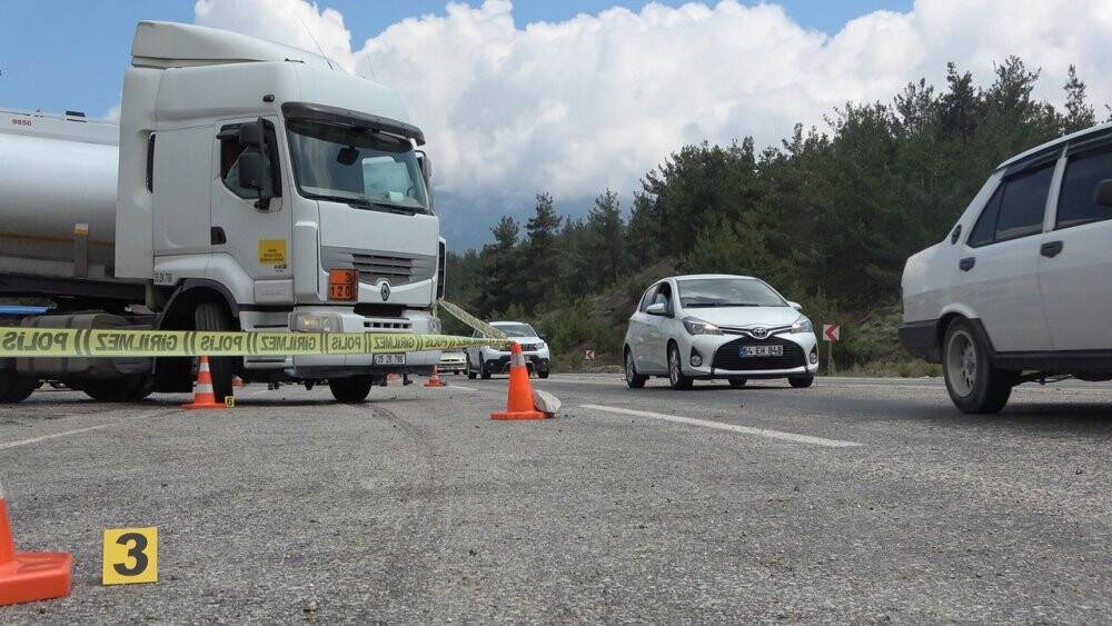 Tır ve otomobil çarpıştı; 3 kişi öldü, 2 kişi ağır yaralandı