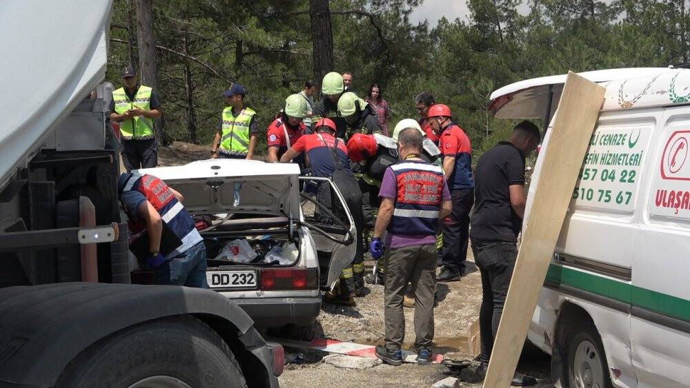 Tır ve otomobil çarpıştı; 3 kişi öldü, 2 kişi ağır yaralandı