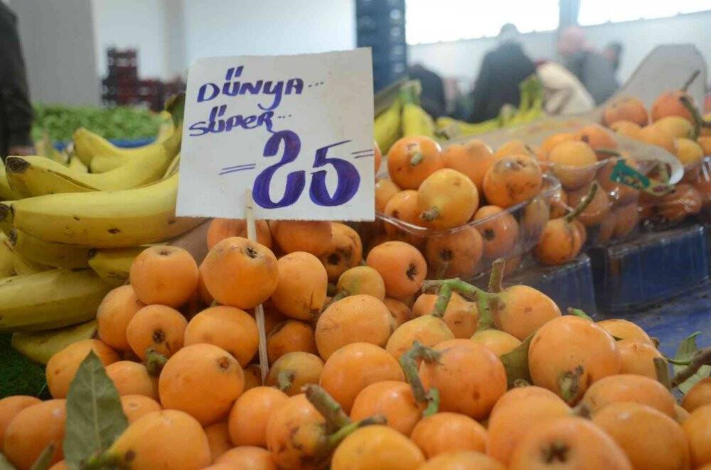 Yenidünya tezgahlardaki yerini aldı