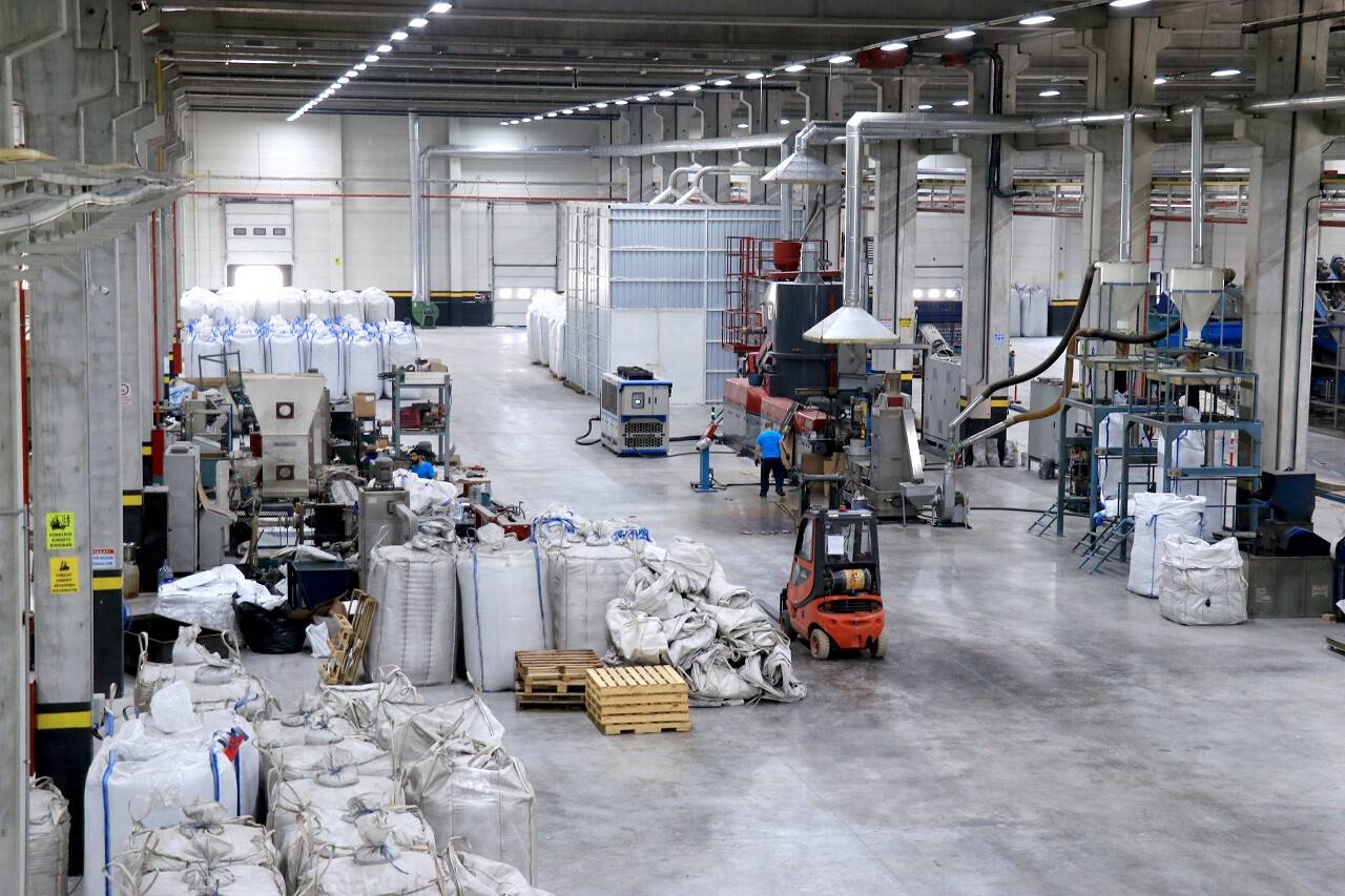 aa-20220613-28146393-28146384-cevreci-fabrika-plastik-atiktan-urettigi-ham-maddeyi-17-ulkeye-ihrac-ediyor.jpg