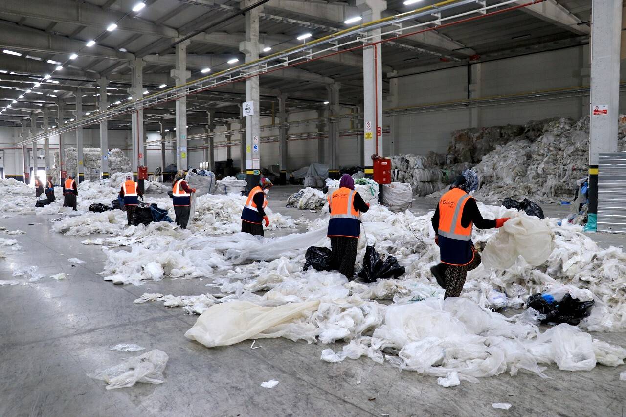 aa-20220613-28146393-28146385-cevreci-fabrika-plastik-atiktan-urettigi-ham-maddeyi-17-ulkeye-ihrac-ediyor.jpg