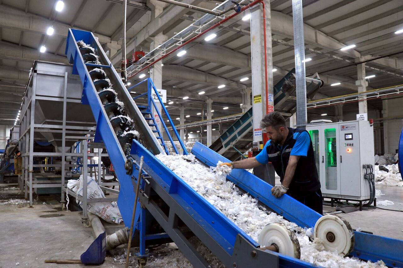 aa-20220613-28146393-28146386-cevreci-fabrika-plastik-atiktan-urettigi-ham-maddeyi-17-ulkeye-ihrac-ediyor.jpg