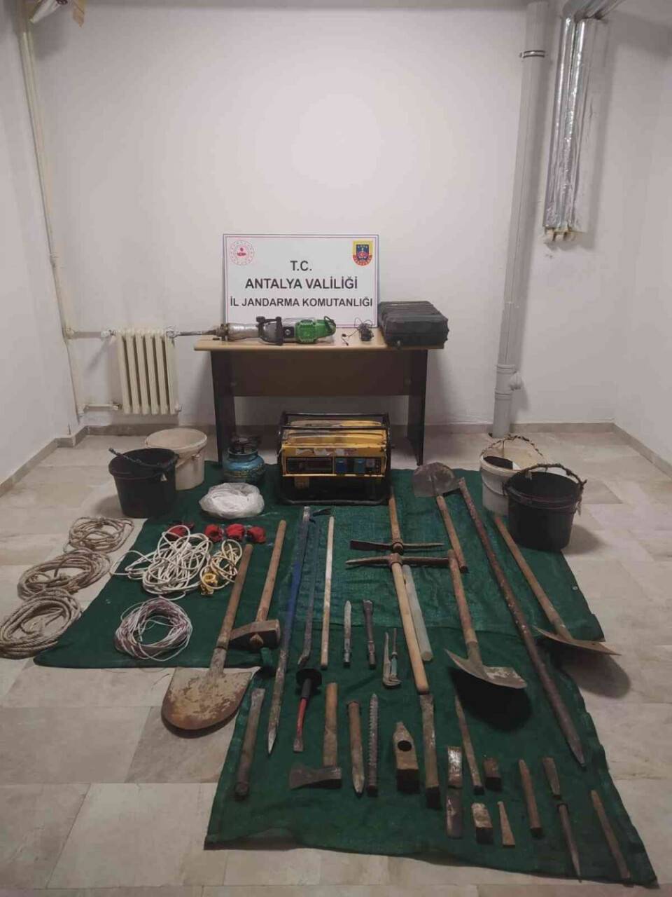 İzinsiz kazı yapan 3 kişi gözaltına alındı