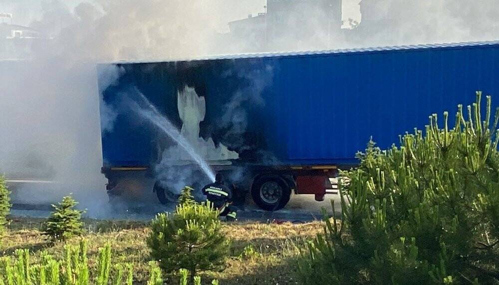 Önce lastiği patladı, sonra alev aldı