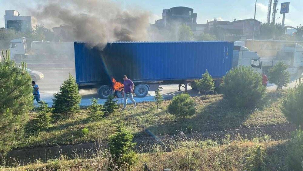 Önce lastiği patladı, sonra alev aldı