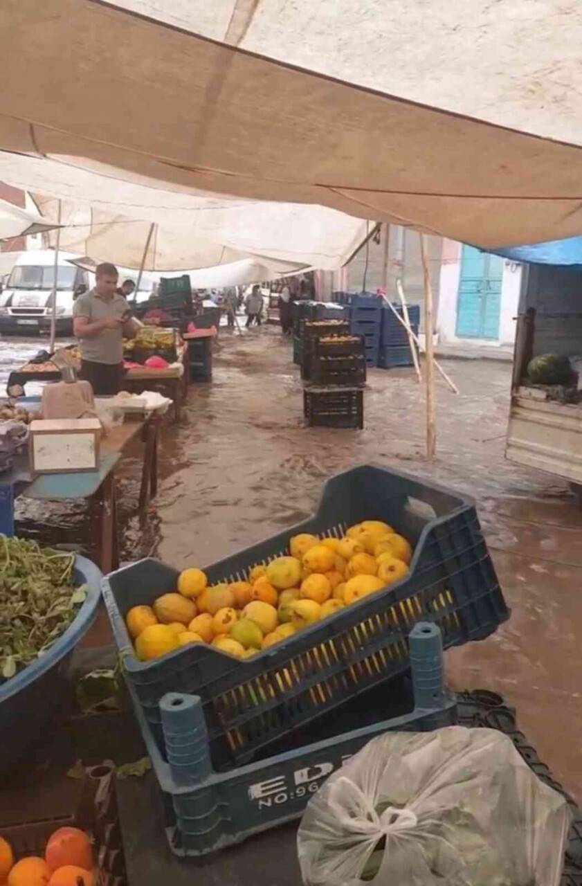 Selde sürüklenen karpuzları vatandaşlar kurtarmaya çalıştı