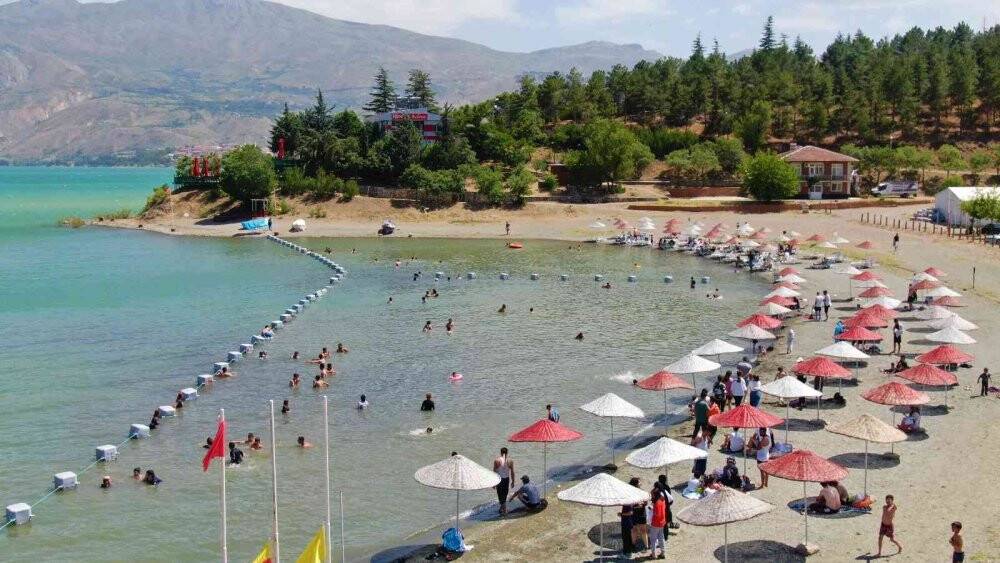 Sıcaklar arttı, vatandaşlar Hazar’a akın etti