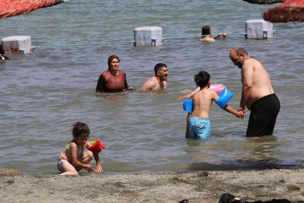 Sıcaklar arttı, vatandaşlar Hazar’a akın etti