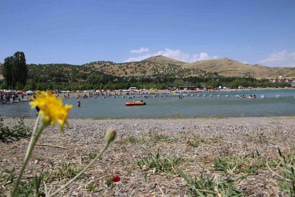 Sıcaklar arttı, vatandaşlar Hazar’a akın etti
