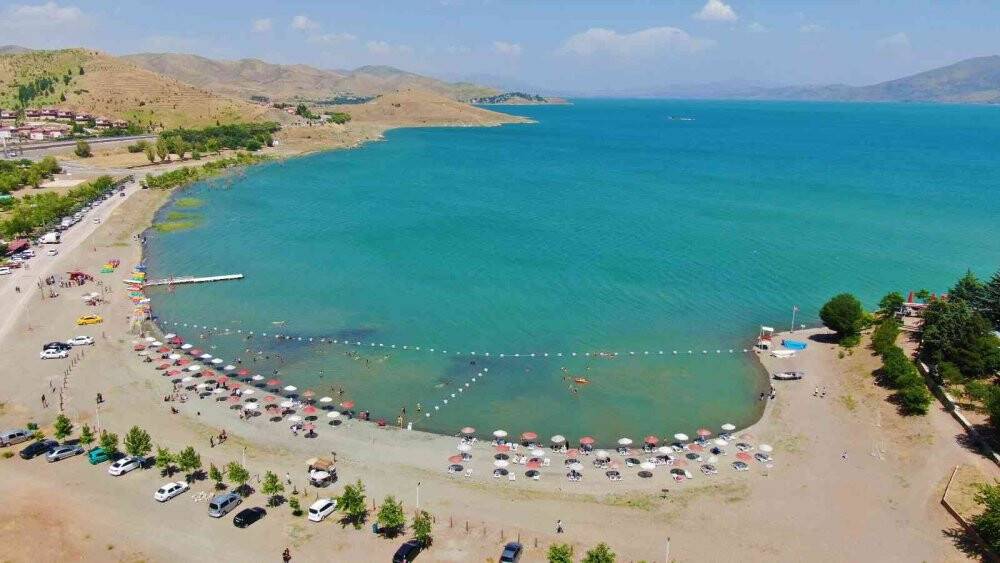 Sıcaklar arttı, vatandaşlar Hazar’a akın etti