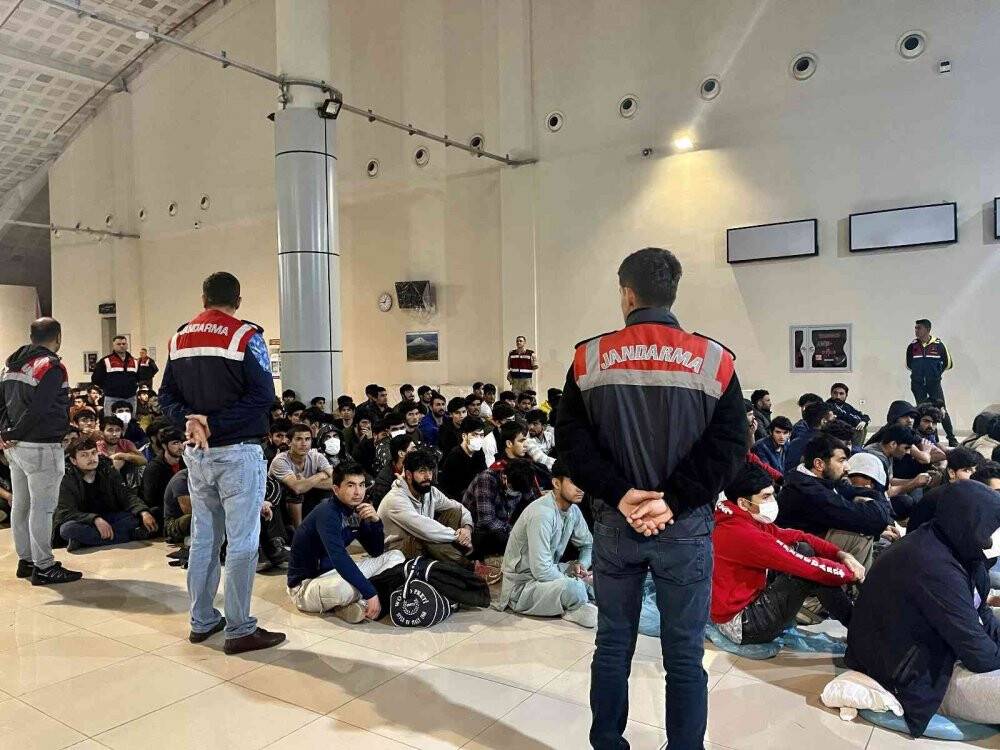 Sınır dışı edilen 227 Afgan göçmen uçakla ülkelerine gönderildi