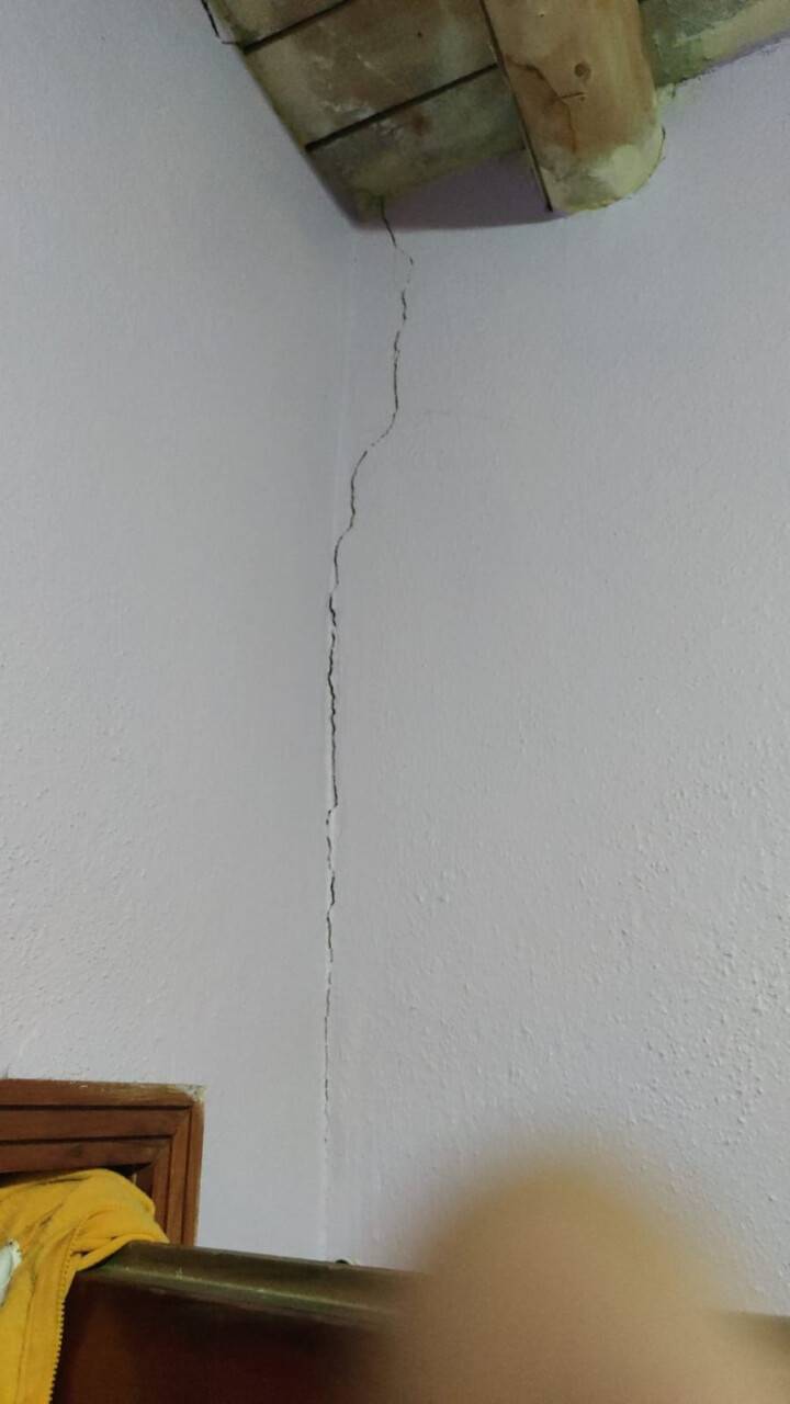 Van’da 5.0 büyüklüğündeki depremde Erciş’te de bazı evlerde çatlaklar oluştu