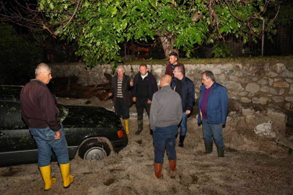 Yağan dolu evlerin önünü kapattı!