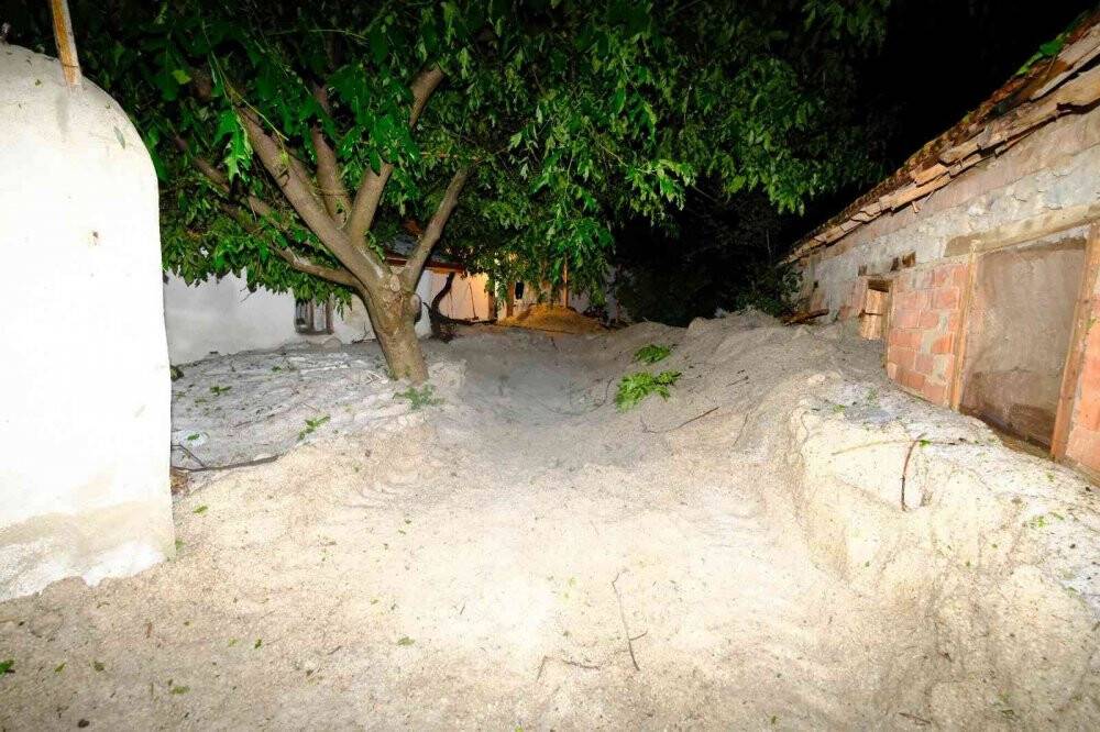 Yağan dolu evlerin önünü kapattı!