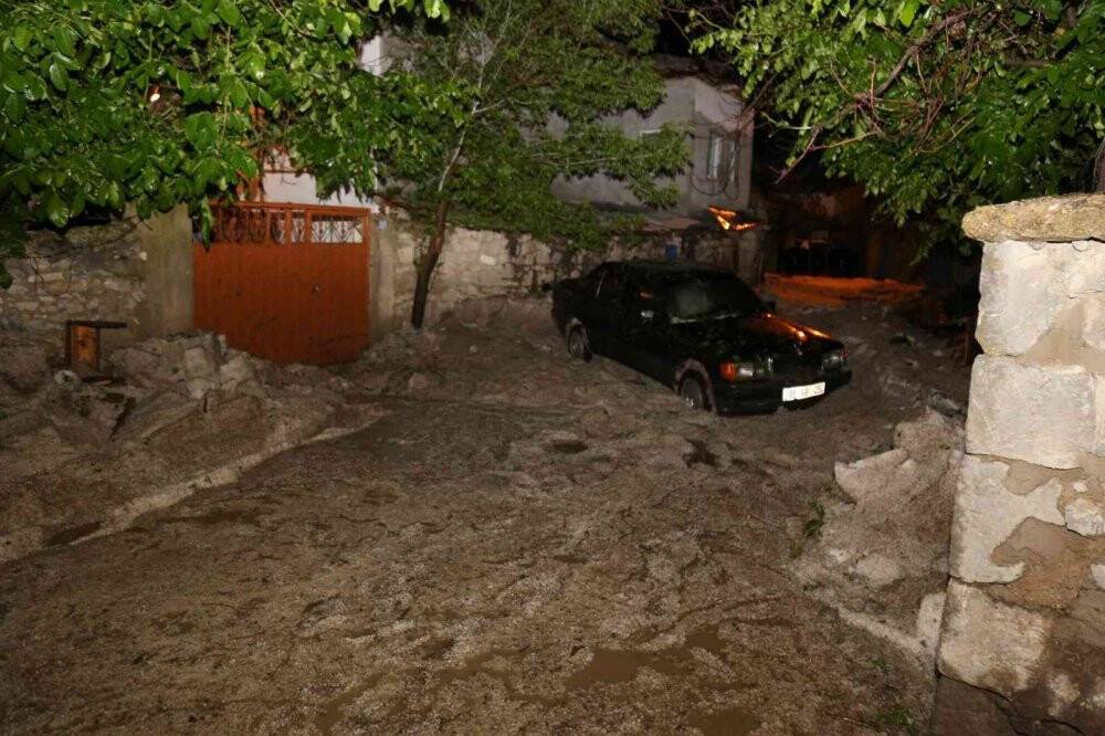 Yağan dolu evlerin önünü kapattı!