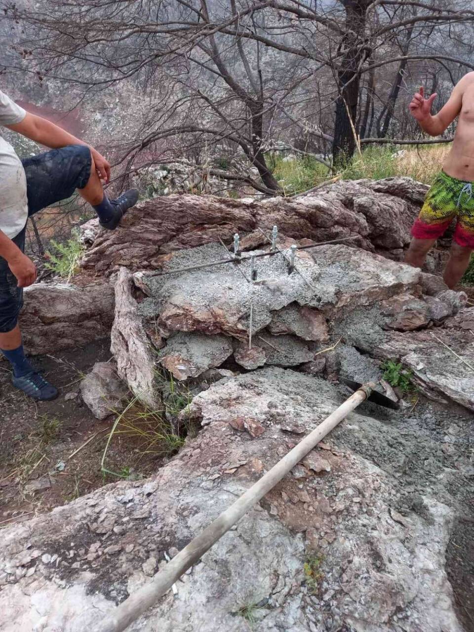 Yanan tepeye Türk Bayrağı diktiler