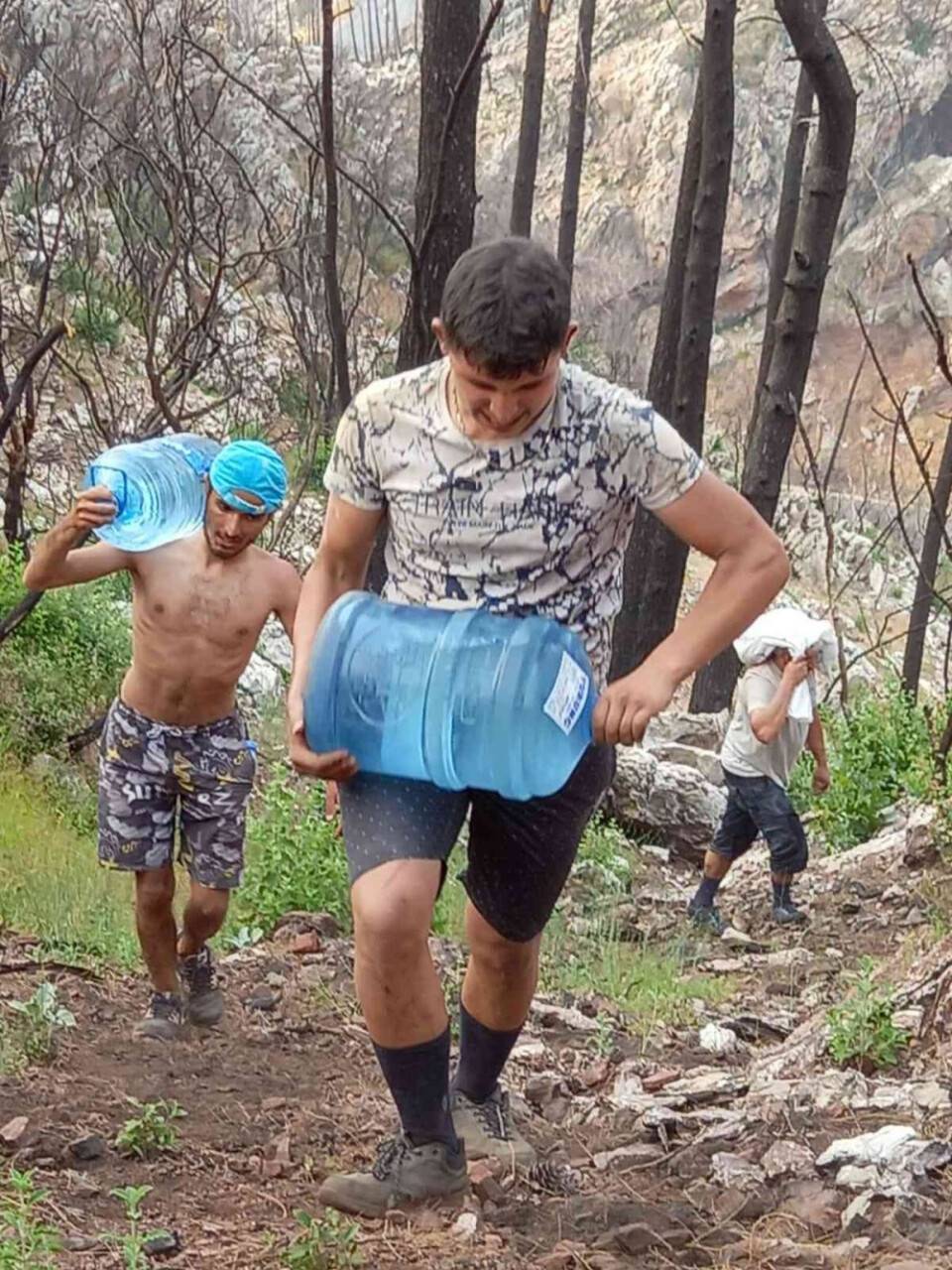 Yanan tepeye Türk Bayrağı diktiler