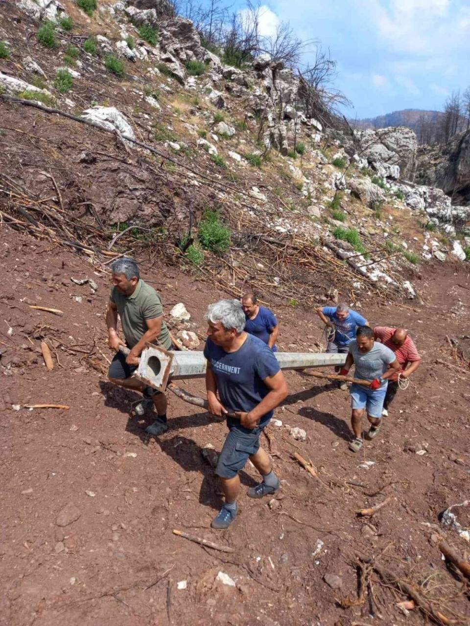Yanan tepeye Türk Bayrağı diktiler