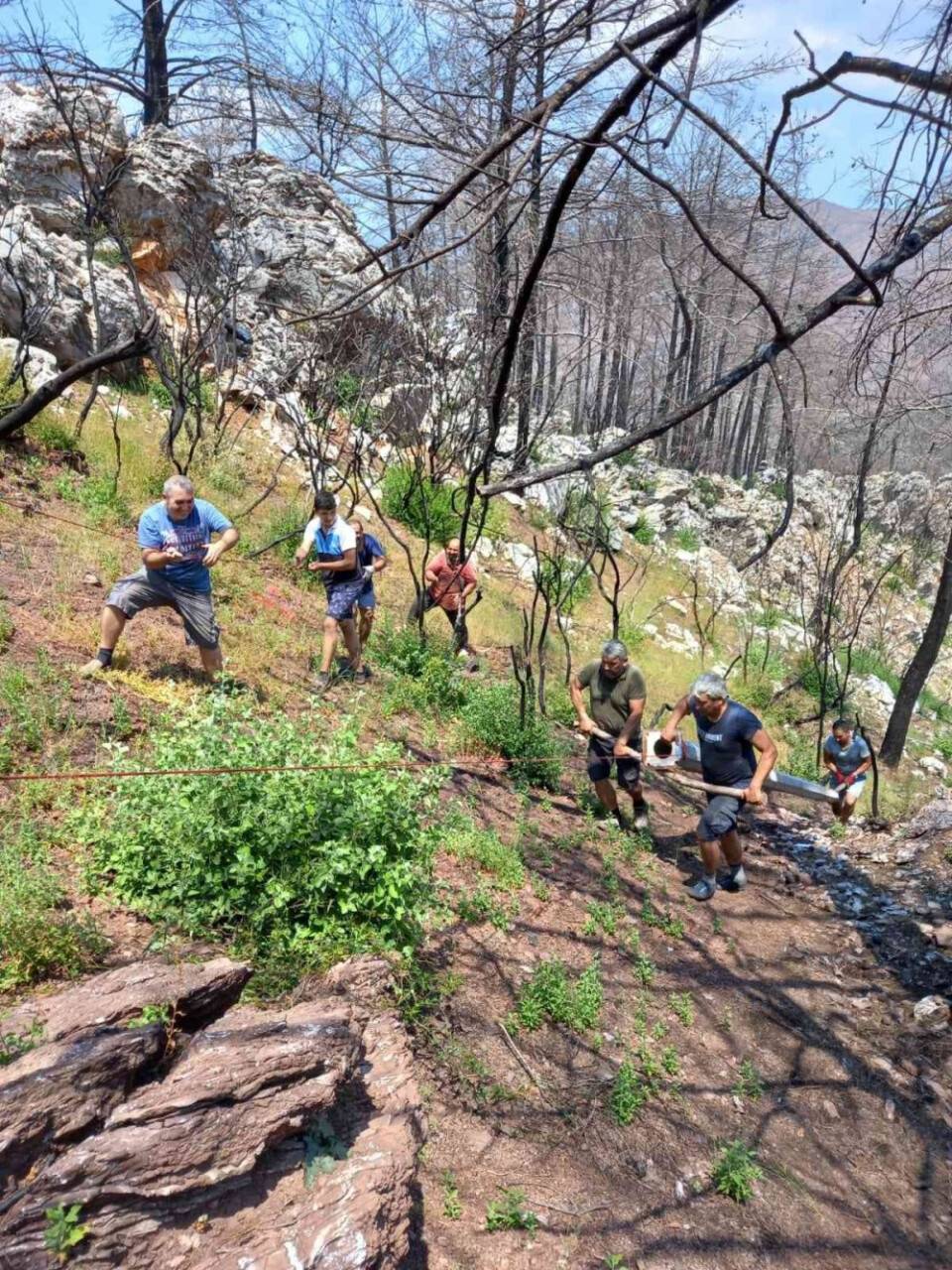 Yanan tepeye Türk Bayrağı diktiler