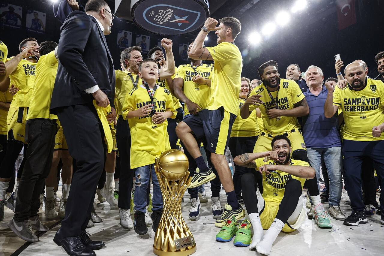 aa-20220613-28152770-28152757-fenerbahce-beko-basketbol-super-liginde-4-yil-sonra-sampiyonluga-ulasti.jpg