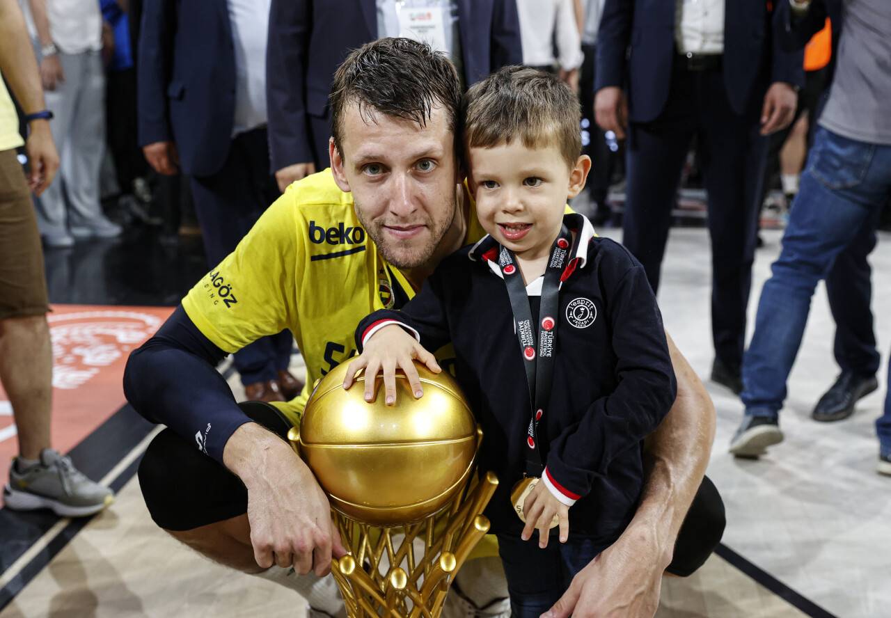 aa-20220613-28152770-28152758-fenerbahce-beko-basketbol-super-liginde-4-yil-sonra-sampiyonluga-ulasti-001.jpg