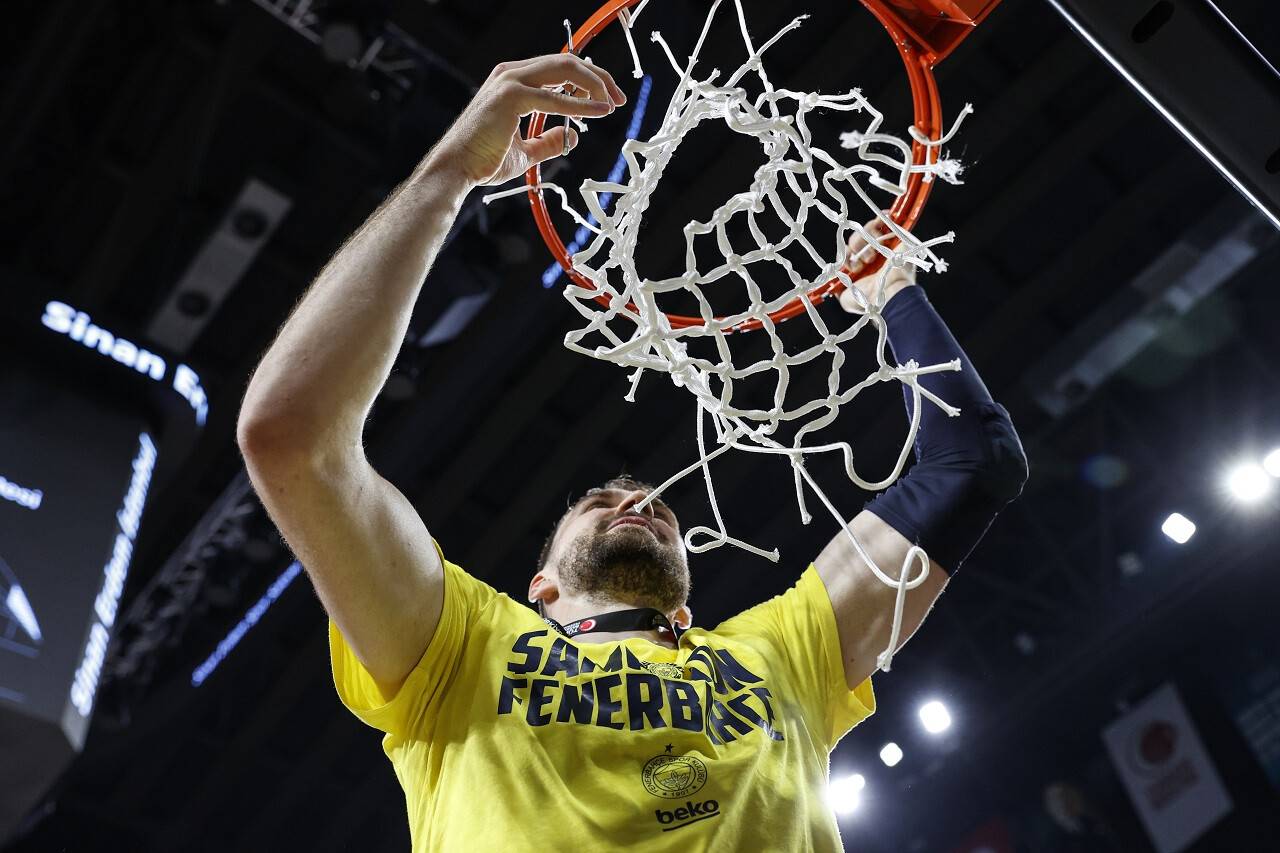 aa-20220613-28152770-28152760-fenerbahce-beko-basketbol-super-liginde-4-yil-sonra-sampiyonluga-ulasti.jpg