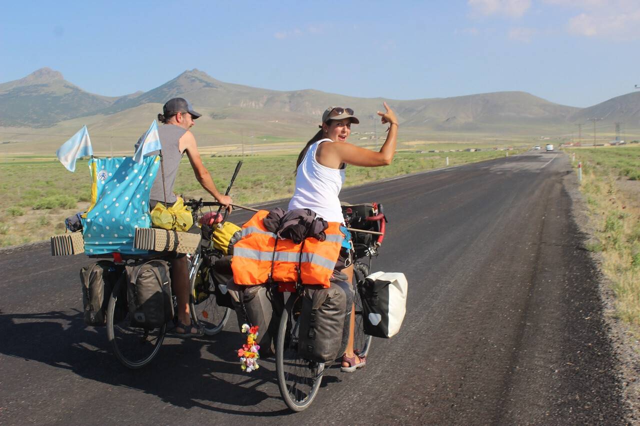 aa-20220614-28155077-28155070-bisikletle-dunya-turuna-cikan-arjantinli-cift-karapinara-geldi.jpg