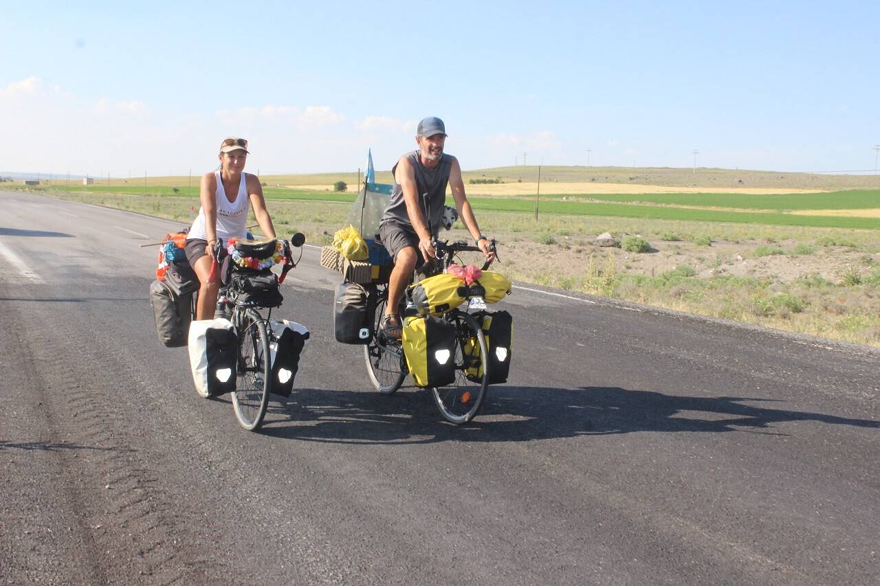 aa-20220614-28155077-28155076-bisikletle-dunya-turuna-cikan-arjantinli-cift-karapinara-geldi.jpg