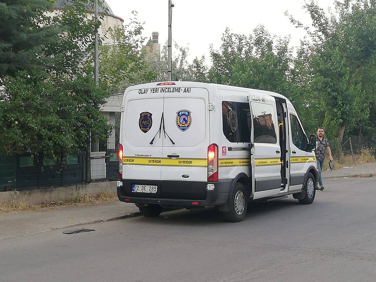 aa-20220614-28160106-28160103-batmanda-silahla-oglunu-olduren-karisini-yaralayan-polis-intihar-etti.jpg