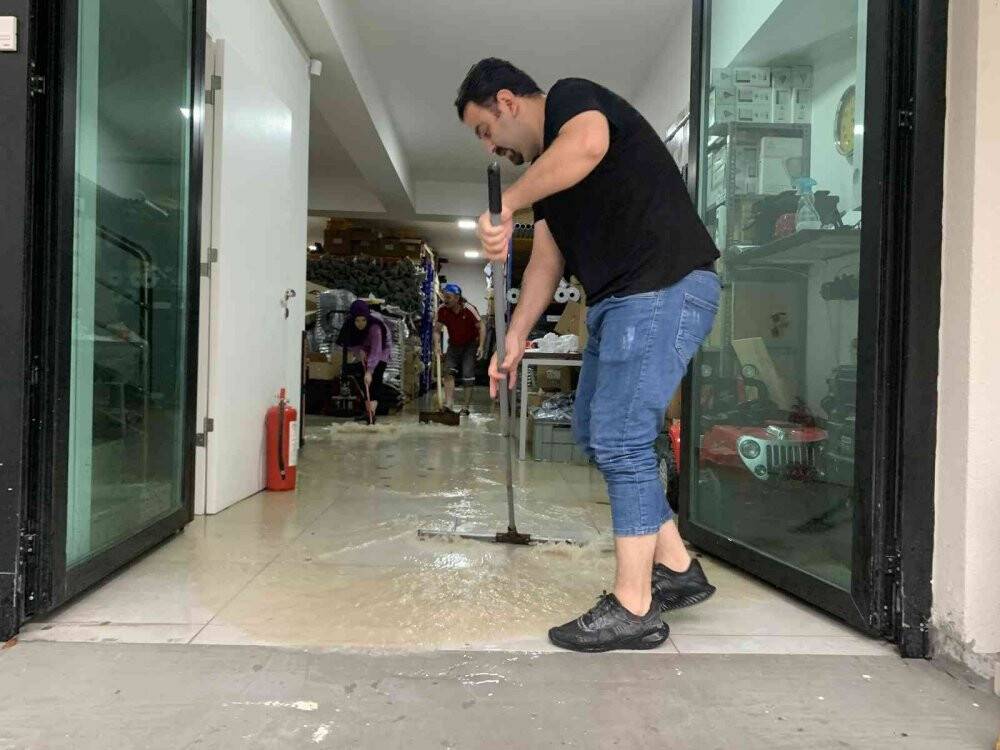 Başkentte sağanak yağış sonrası dükkanlar sular altında kaldı