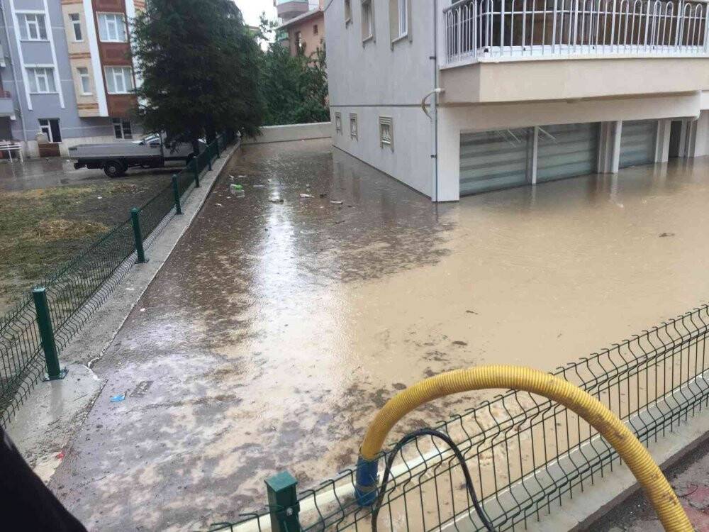 Konya’da sağanak, su baskınlarına neden oldu