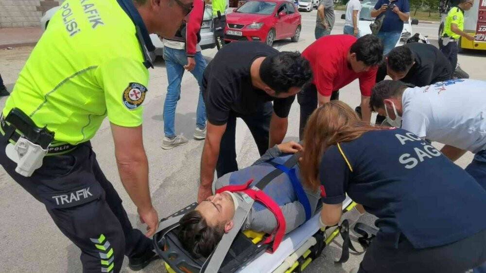 Motosiklet araca saplandı