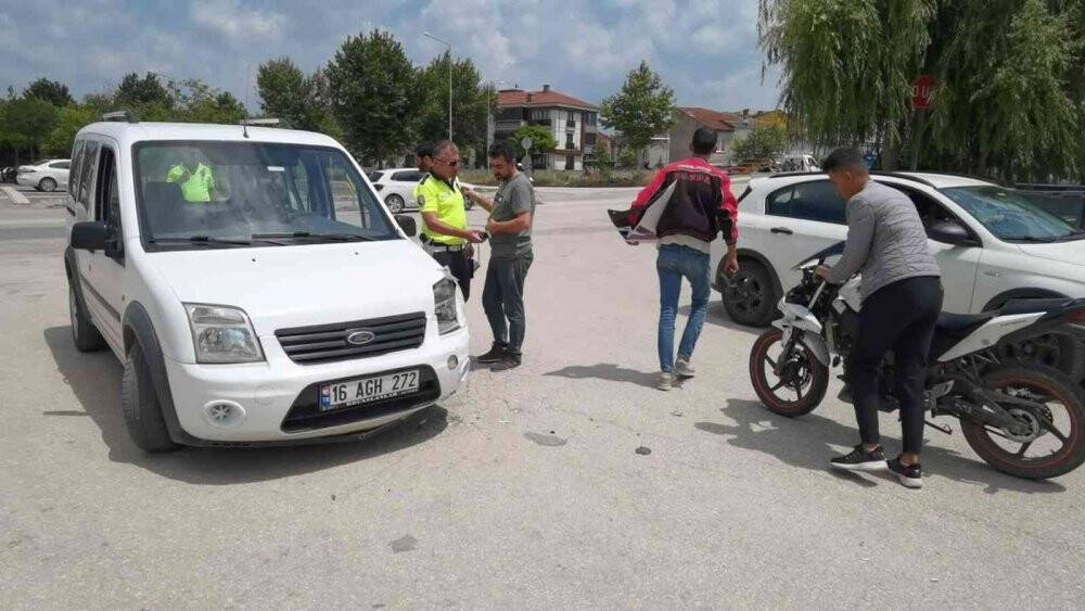 Motosiklet araca saplandı