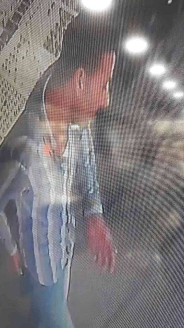 Sahte altın dişlerle kuyumcuyu dolandırdı