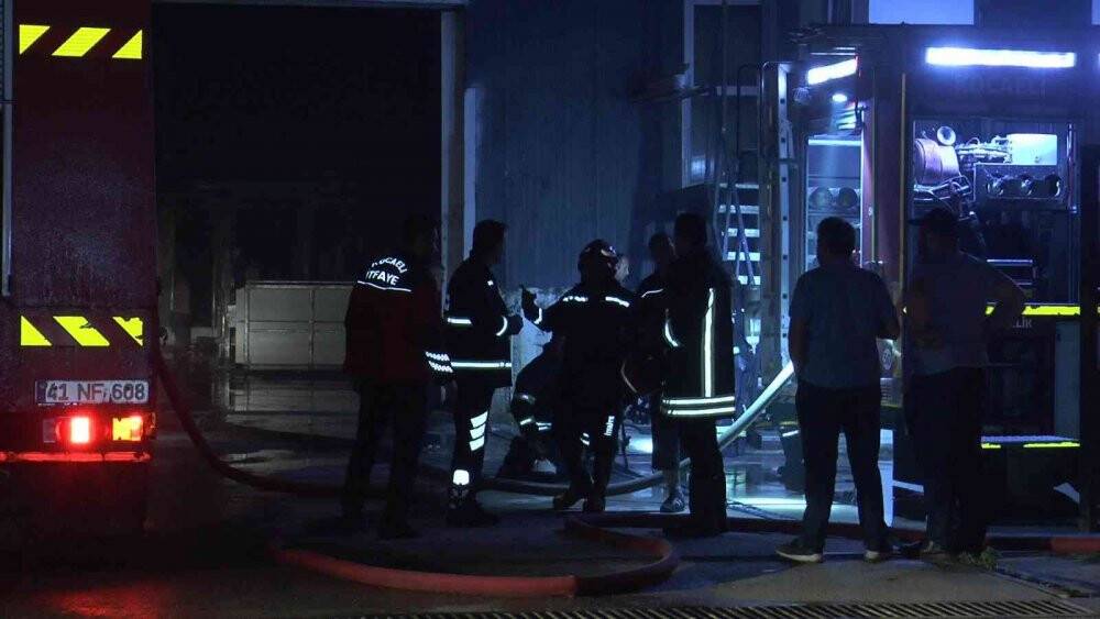 Toz boya fabrikası alev alev yandı