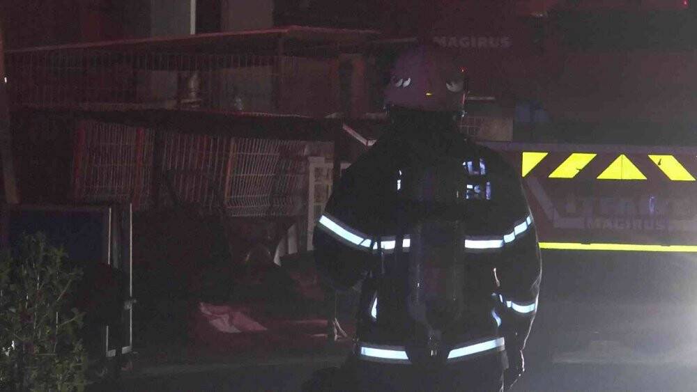 Toz boya fabrikası alev alev yandı