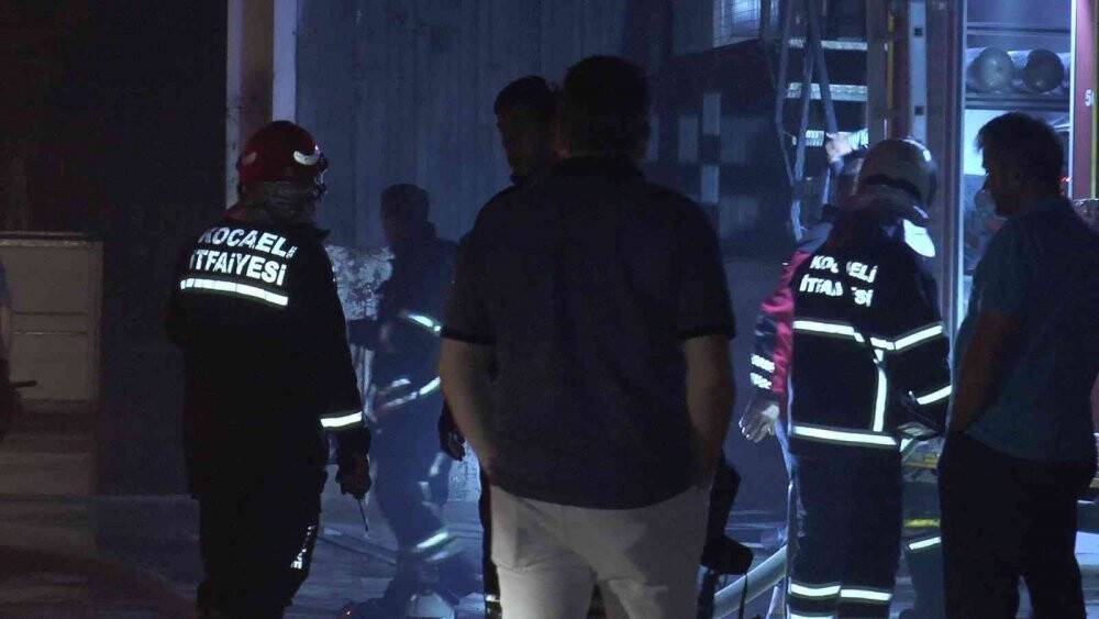 Toz boya fabrikası alev alev yandı