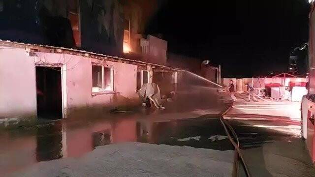 Toz boya fabrikası alev alev yandı