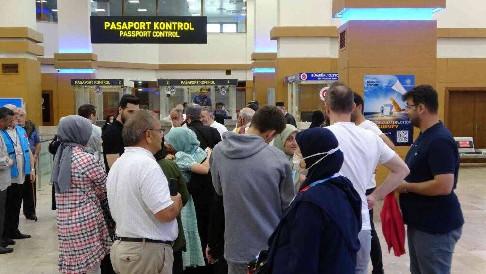 Trabzon’dan ilk hacı kafilesi dualarla uğurlandı