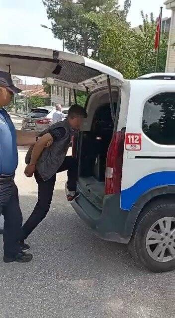 Yakalanınca kaçmak için bekçilere tekme attı