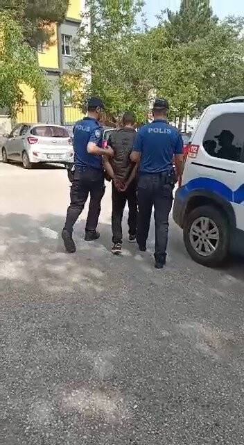 Yakalanınca kaçmak için bekçilere tekme attı