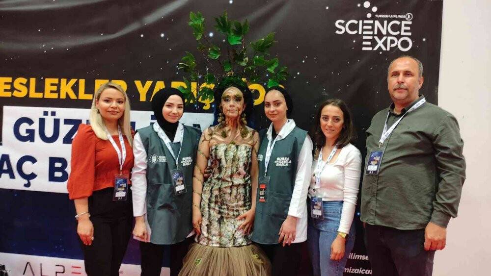 Yaptıkları makyajla arkadaşlarını çınar ağacına benzettiler, gören bir daha baktı