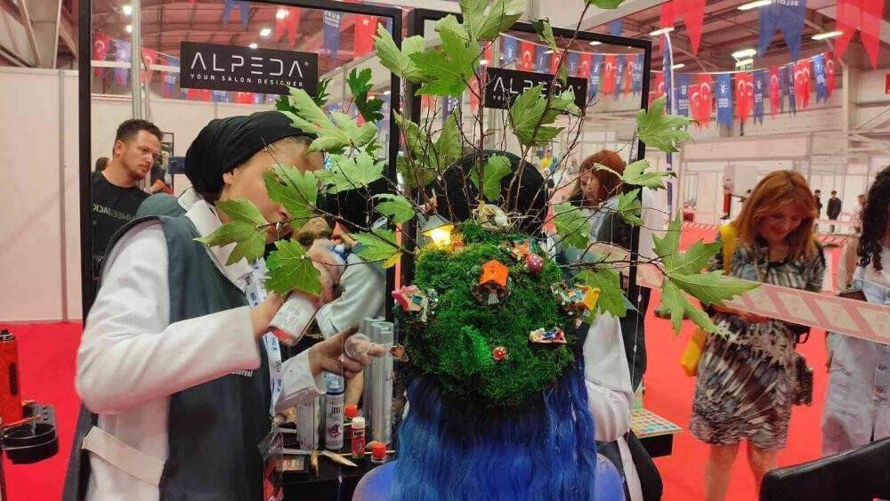 Yaptıkları makyajla arkadaşlarını çınar ağacına benzettiler, gören bir daha baktı